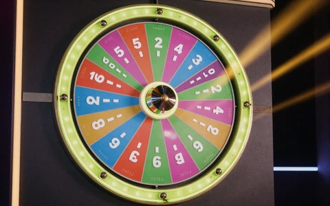 Neon-beleuchtetes Game-Show-Rad mit bunten Segmenten