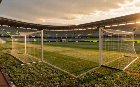 LaLiga-Rasen im goldenen Sonnenuntergang mit Tornetz