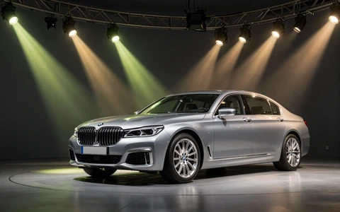 Silberner BMW unter Stadionflutlicht