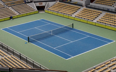 Blauer Tennisplatz von oben mit wei&szlig;en Linien und Ball