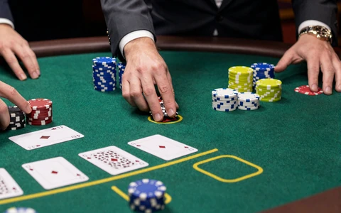 Nahaufnahme eines Live-Blackjack-Tisches
