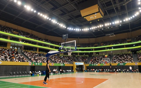 Moderne Basketball-Arena mit orangefarbenem Feld und Korb