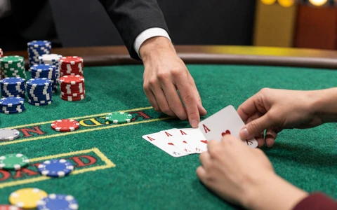 Nahaufnahme eines Blackjack-Dealers beim Kartenausteilen